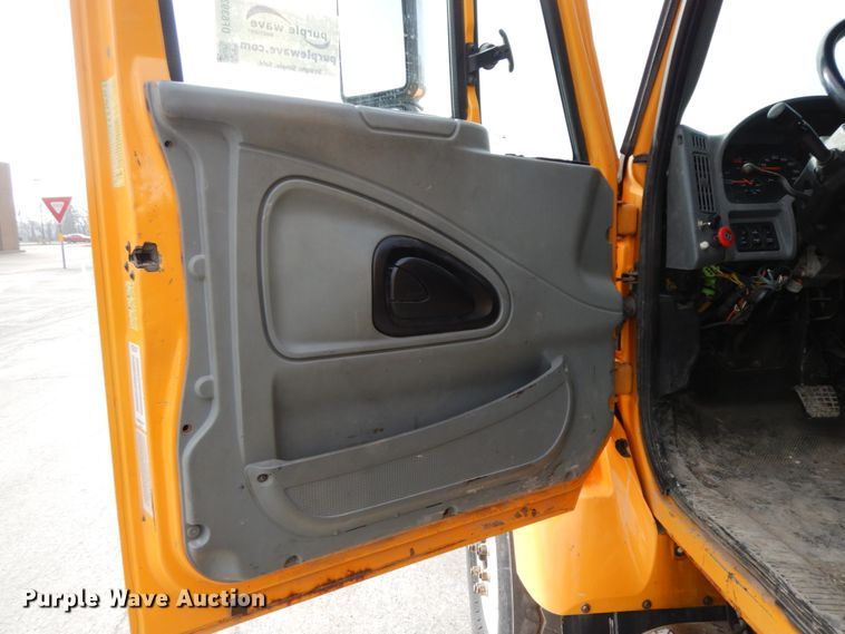 image for item DF6393 2006 International 7400  dump flatbed truck