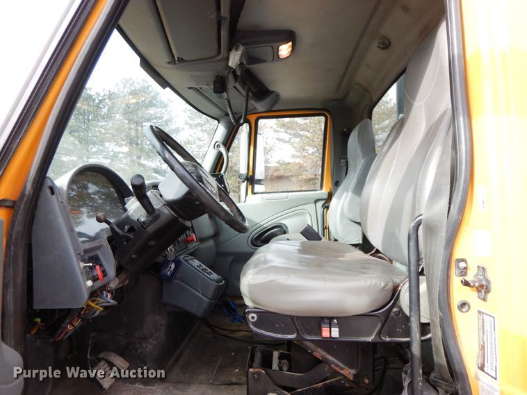 image for item DF6393 2006 International 7400  dump flatbed truck