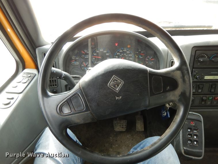 image for item DF6393 2006 International 7400  dump flatbed truck