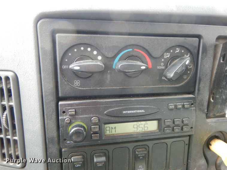 image for item DF6393 2006 International 7400  dump flatbed truck