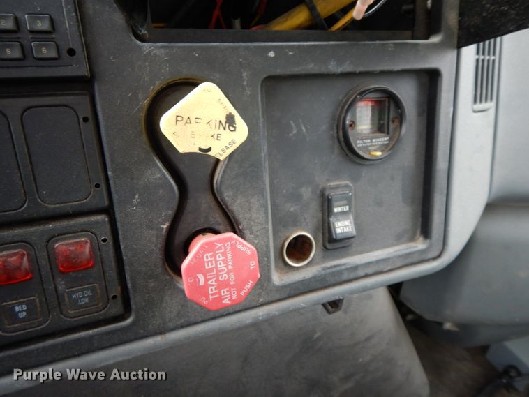 image for item DF6393 2006 International 7400  dump flatbed truck