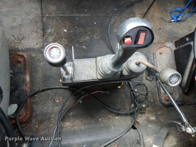 image for item DF6393 2006 International 7400  dump flatbed truck