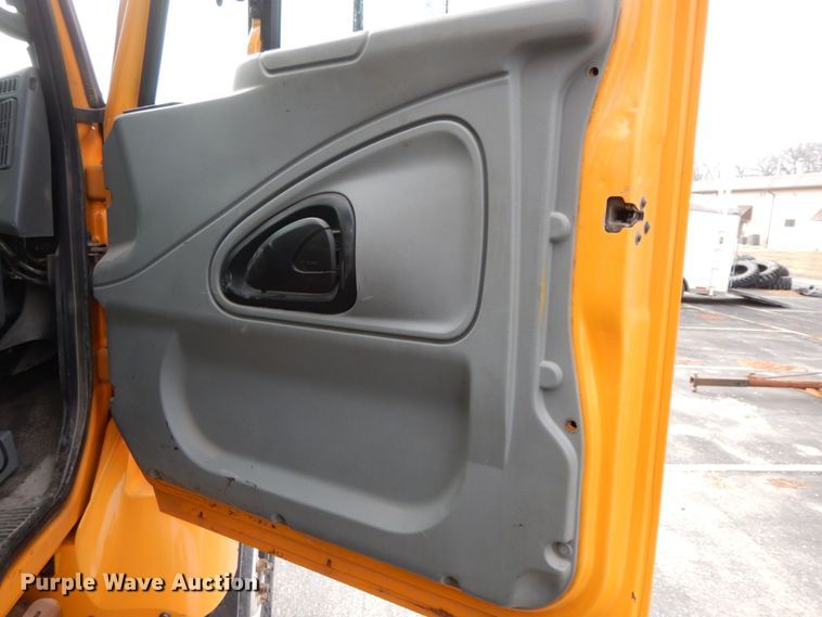 image for item DF6393 2006 International 7400  dump flatbed truck