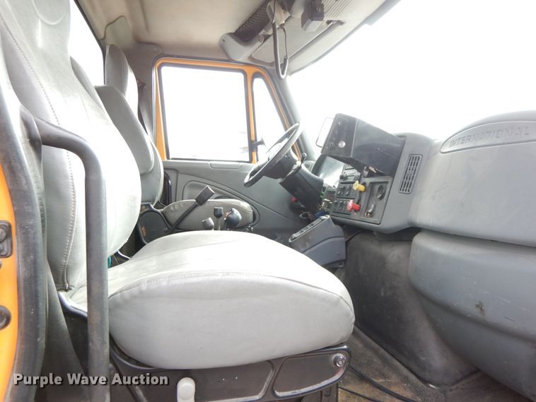 image for item DF6393 2006 International 7400  dump flatbed truck