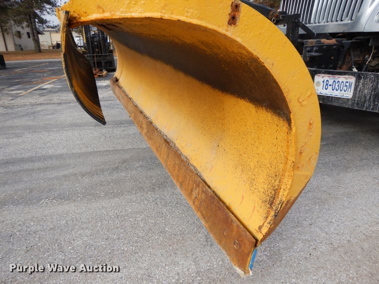 image for item DF6393 2006 International 7400  dump flatbed truck