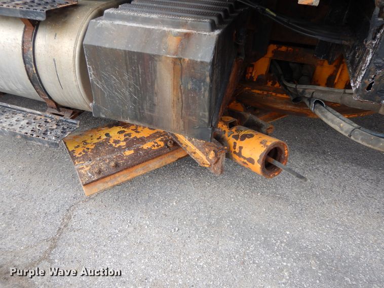 image for item DF6393 2006 International 7400  dump flatbed truck