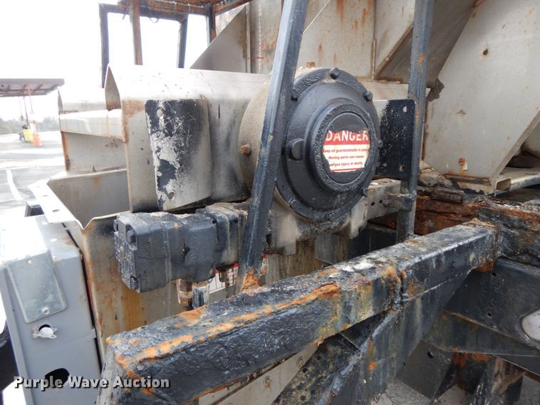 image for item DF6393 2006 International 7400  dump flatbed truck