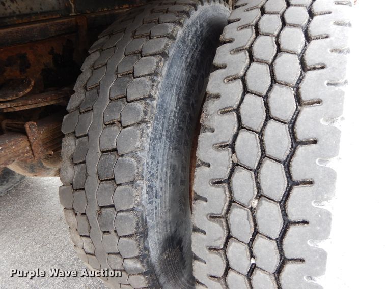 image for item DF6393 2006 International 7400  dump flatbed truck