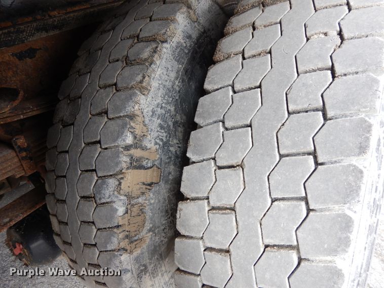 image for item DF6393 2006 International 7400  dump flatbed truck