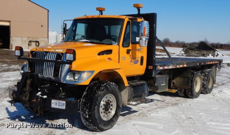 image for item DF6441 2004 International 7400  flat bed truck