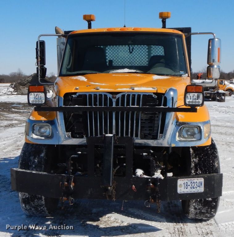 image for item DF6441 2004 International 7400  flat bed truck