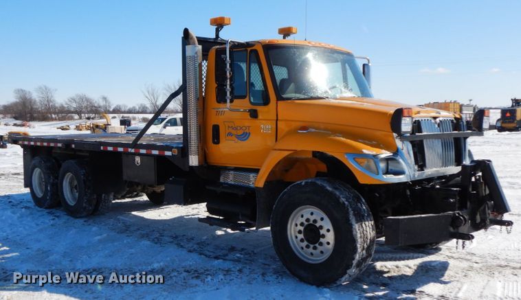 image for item DF6441 2004 International 7400  flat bed truck