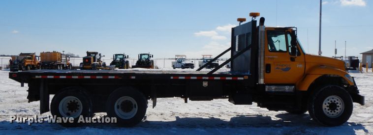 image for item DF6441 2004 International 7400  flat bed truck
