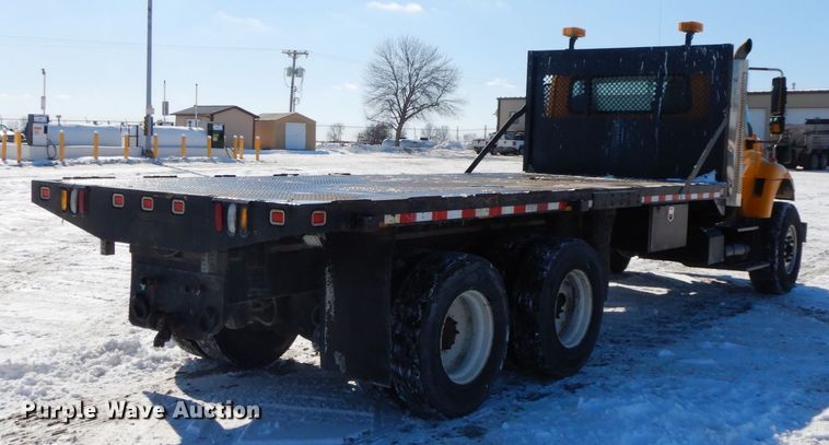 image for item DF6441 2004 International 7400  flat bed truck
