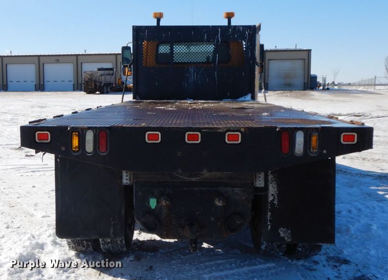 image for item DF6441 2004 International 7400  flat bed truck
