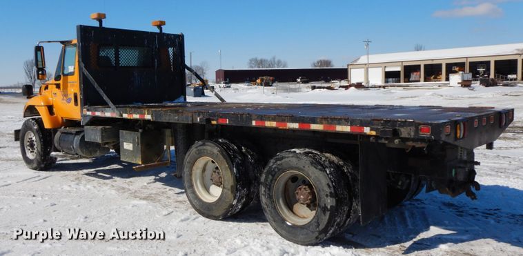 image for item DF6441 2004 International 7400  flat bed truck
