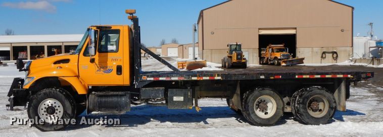 image for item DF6441 2004 International 7400  flat bed truck
