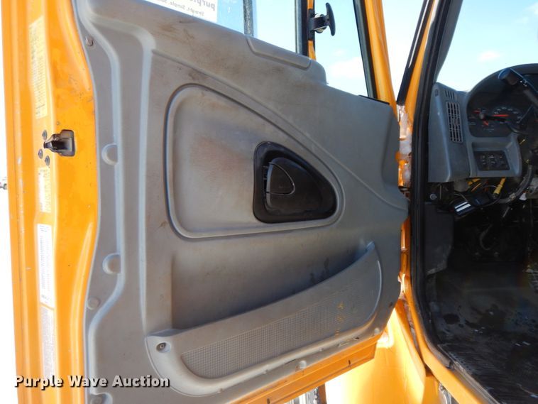 image for item DF6441 2004 International 7400  flat bed truck