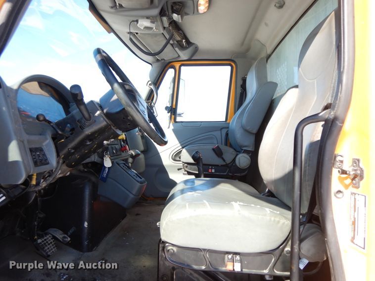 image for item DF6441 2004 International 7400  flat bed truck