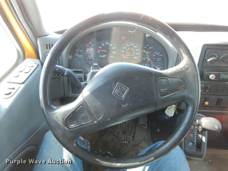 image for item DF6441 2004 International 7400  flat bed truck