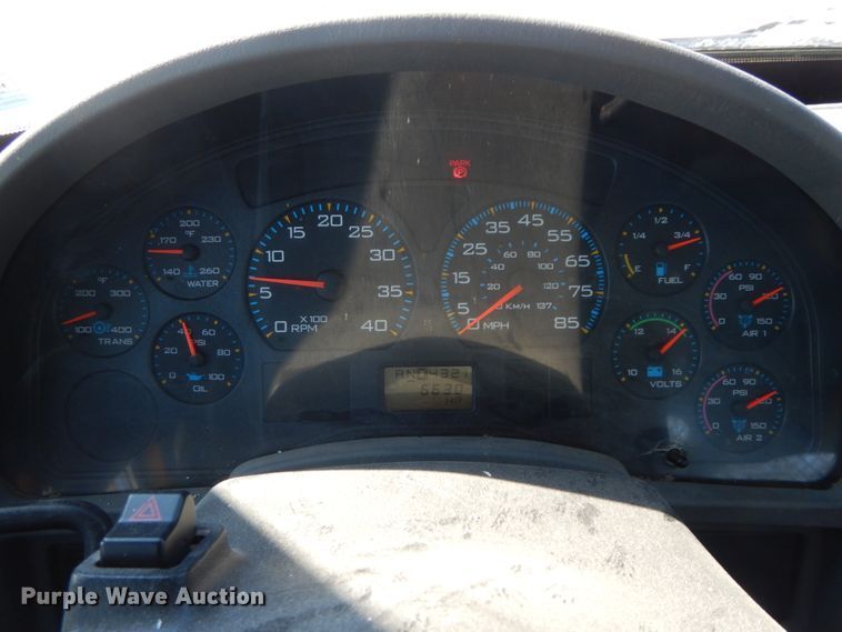 image for item DF6441 2004 International 7400  flat bed truck