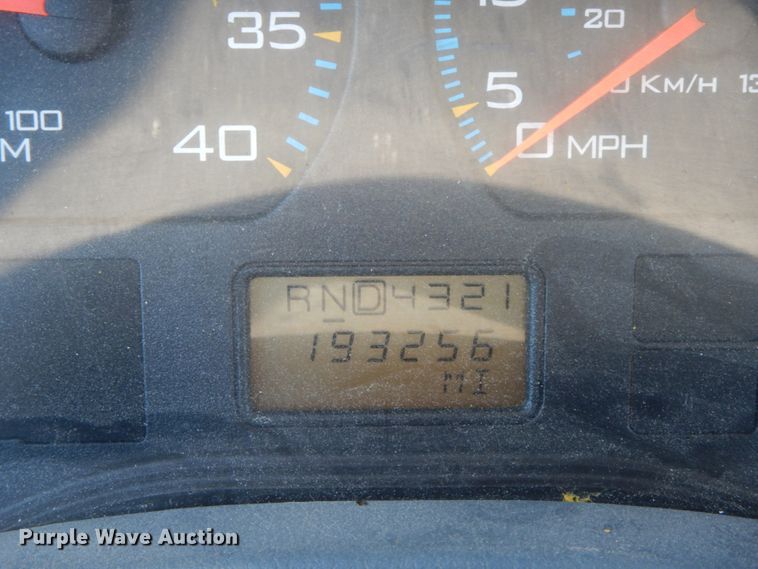 image for item DF6441 2004 International 7400  flat bed truck