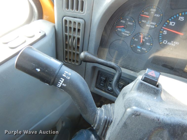 image for item DF6441 2004 International 7400  flat bed truck