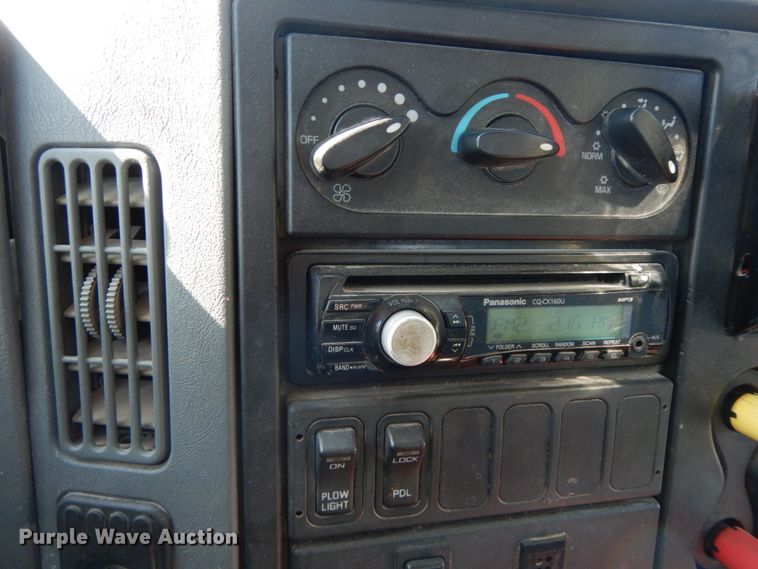 image for item DF6441 2004 International 7400  flat bed truck