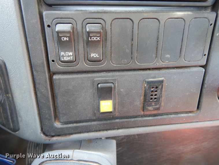 image for item DF6441 2004 International 7400  flat bed truck