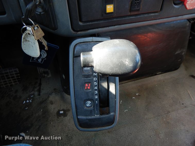 image for item DF6441 2004 International 7400  flat bed truck