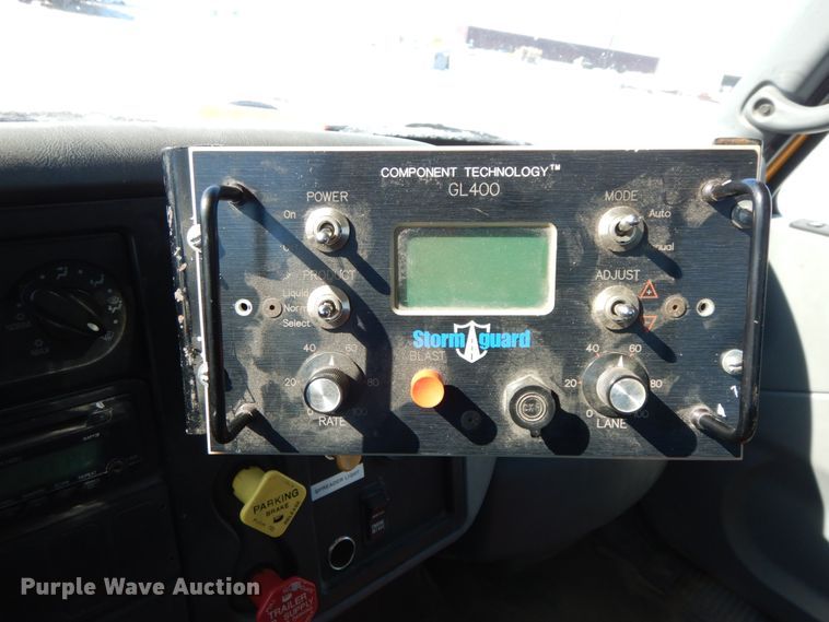 image for item DF6441 2004 International 7400  flat bed truck