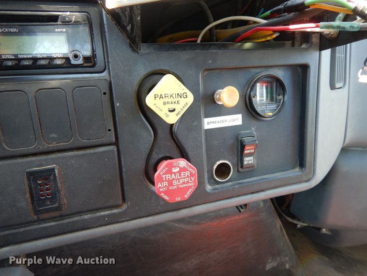 image for item DF6441 2004 International 7400  flat bed truck