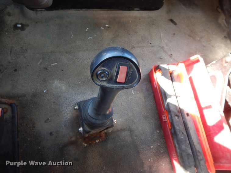 image for item DF6441 2004 International 7400  flat bed truck