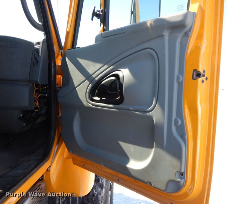 image for item DF6441 2004 International 7400  flat bed truck