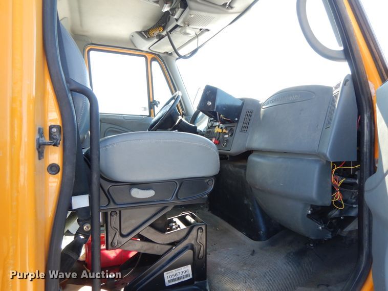 image for item DF6441 2004 International 7400  flat bed truck