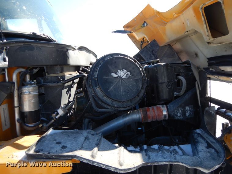 image for item DF6441 2004 International 7400  flat bed truck