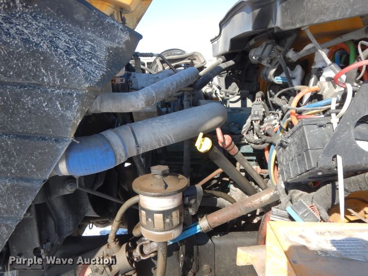 image for item DF6441 2004 International 7400  flat bed truck