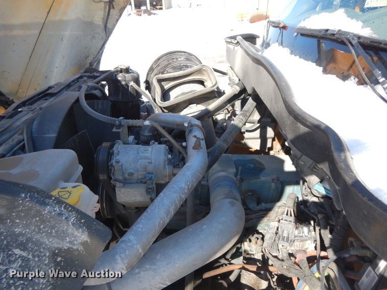 image for item DF6441 2004 International 7400  flat bed truck