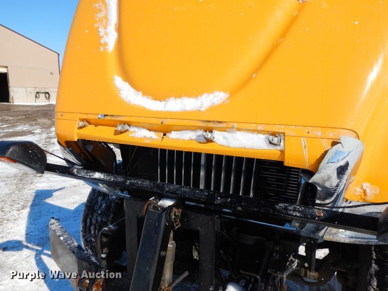 image for item DF6441 2004 International 7400  flat bed truck