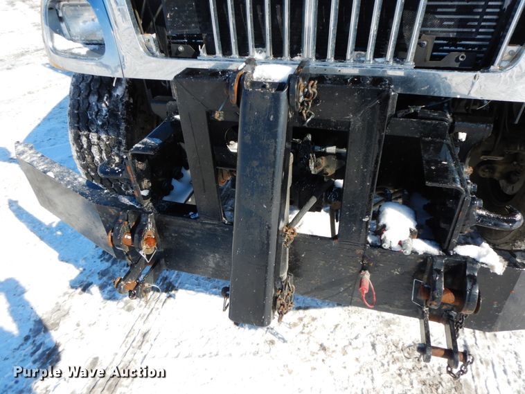 image for item DF6441 2004 International 7400  flat bed truck