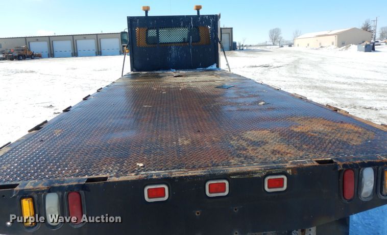 image for item DF6441 2004 International 7400  flat bed truck