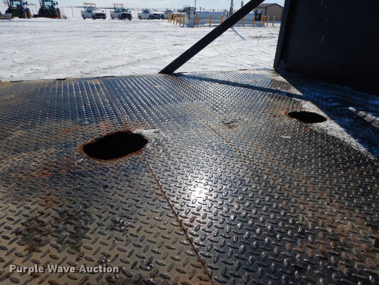 image for item DF6441 2004 International 7400  flat bed truck