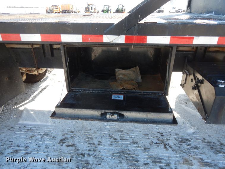 image for item DF6441 2004 International 7400  flat bed truck