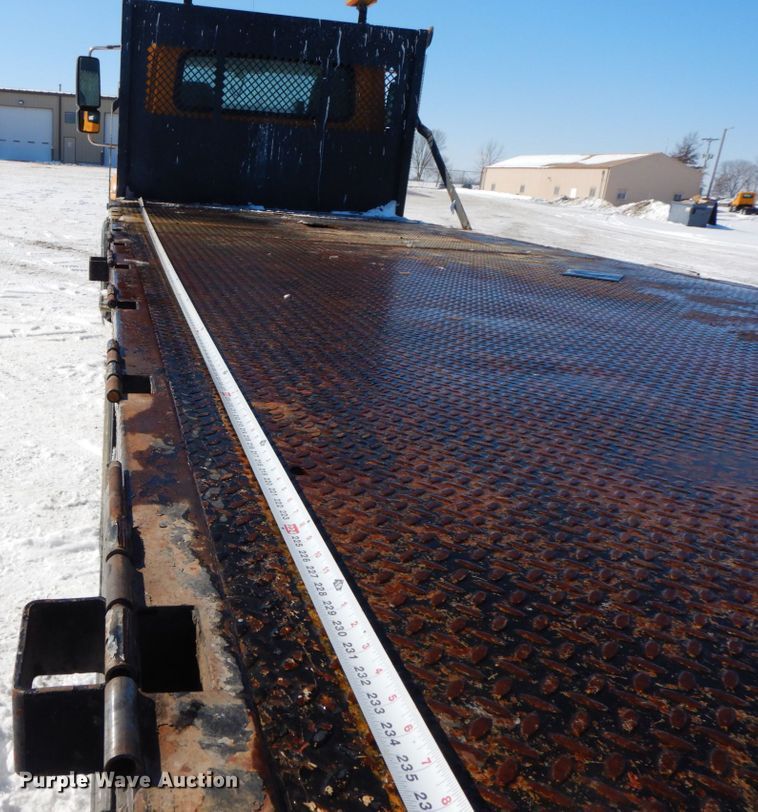 image for item DF6441 2004 International 7400  flat bed truck