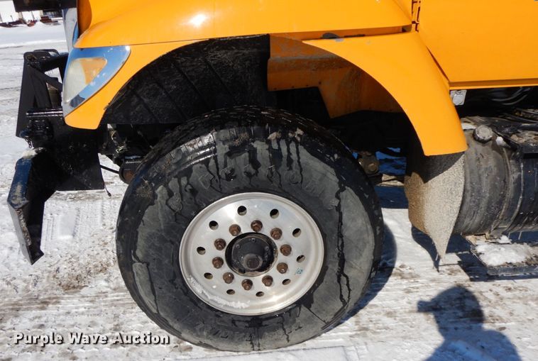 image for item DF6441 2004 International 7400  flat bed truck