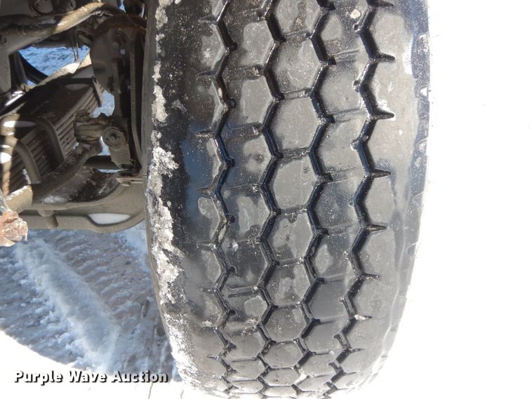 image for item DF6441 2004 International 7400  flat bed truck