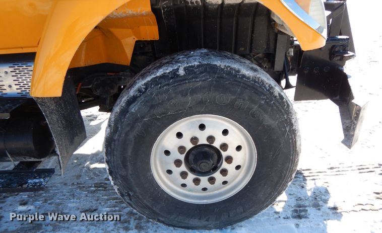 image for item DF6441 2004 International 7400  flat bed truck