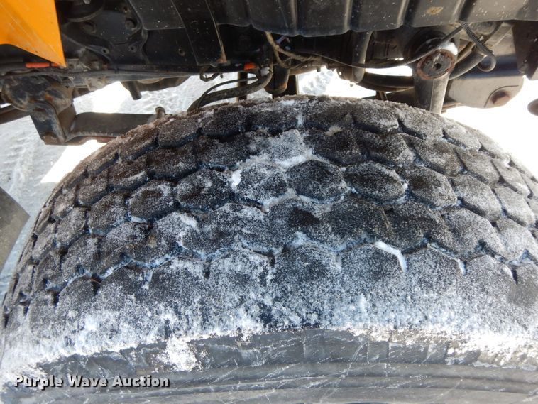 image for item DF6441 2004 International 7400  flat bed truck