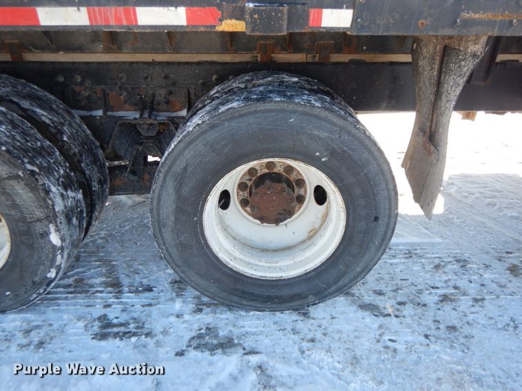 image for item DF6441 2004 International 7400  flat bed truck