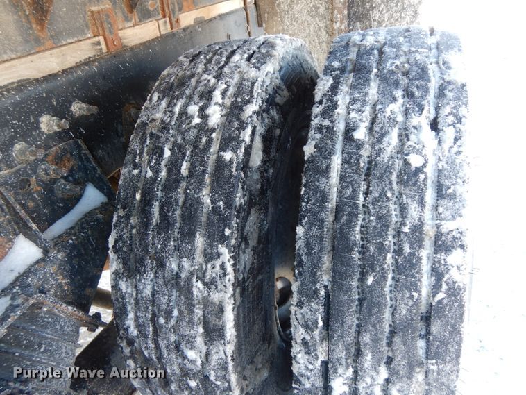 image for item DF6441 2004 International 7400  flat bed truck